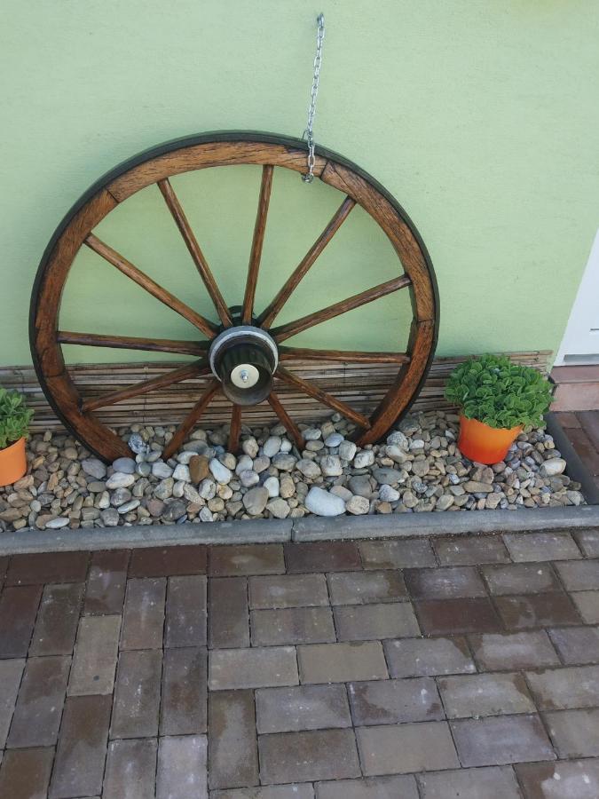Apartmán blízko Brna s dobovými dekoracemi Apartamento Melcany Exterior foto