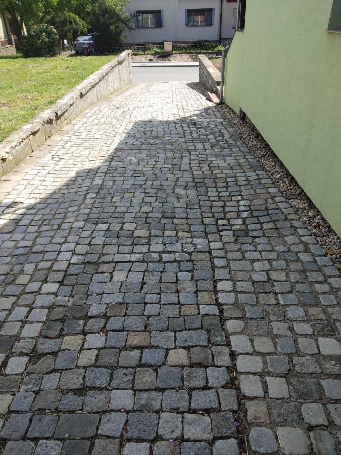 Apartmán blízko Brna s dobovými dekoracemi Apartamento Melcany Exterior foto