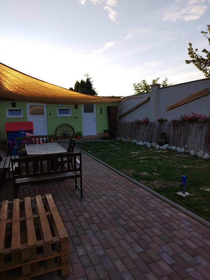 Apartmán blízko Brna s dobovými dekoracemi Apartamento Melcany Exterior foto