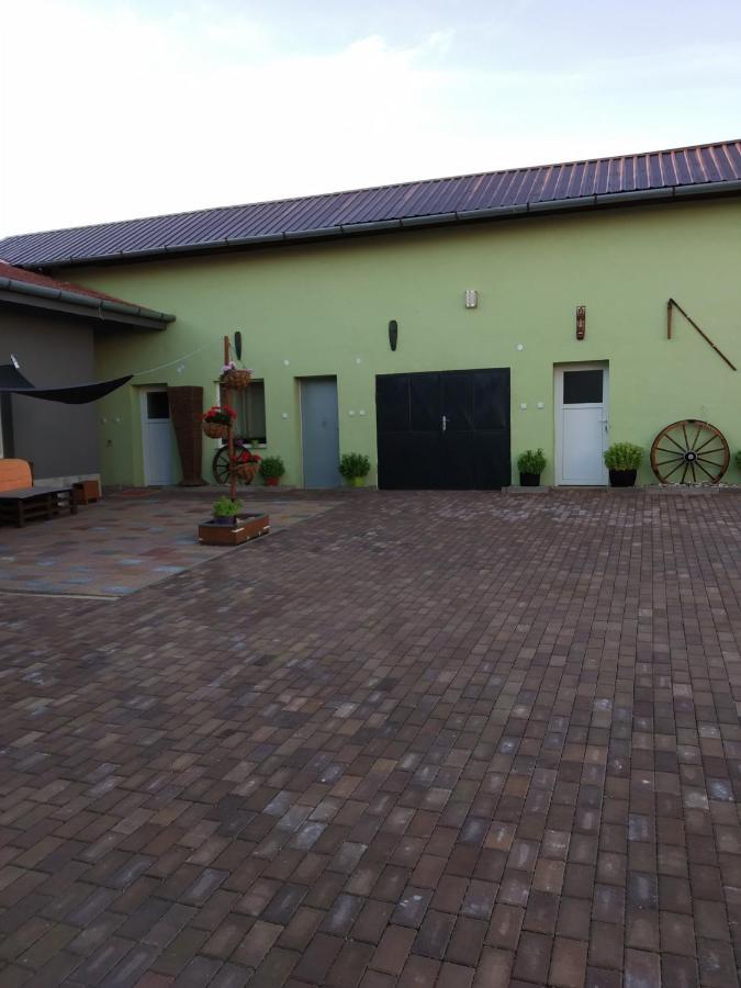 Apartmán blízko Brna s dobovými dekoracemi Apartamento Melcany Exterior foto
